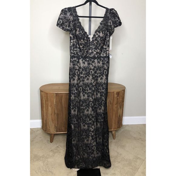 Mac Duggal 50644 Lace Plunge Neck Short Sleeve Trumpet Gown Size 12 Black $698 - Picture 6 of 9